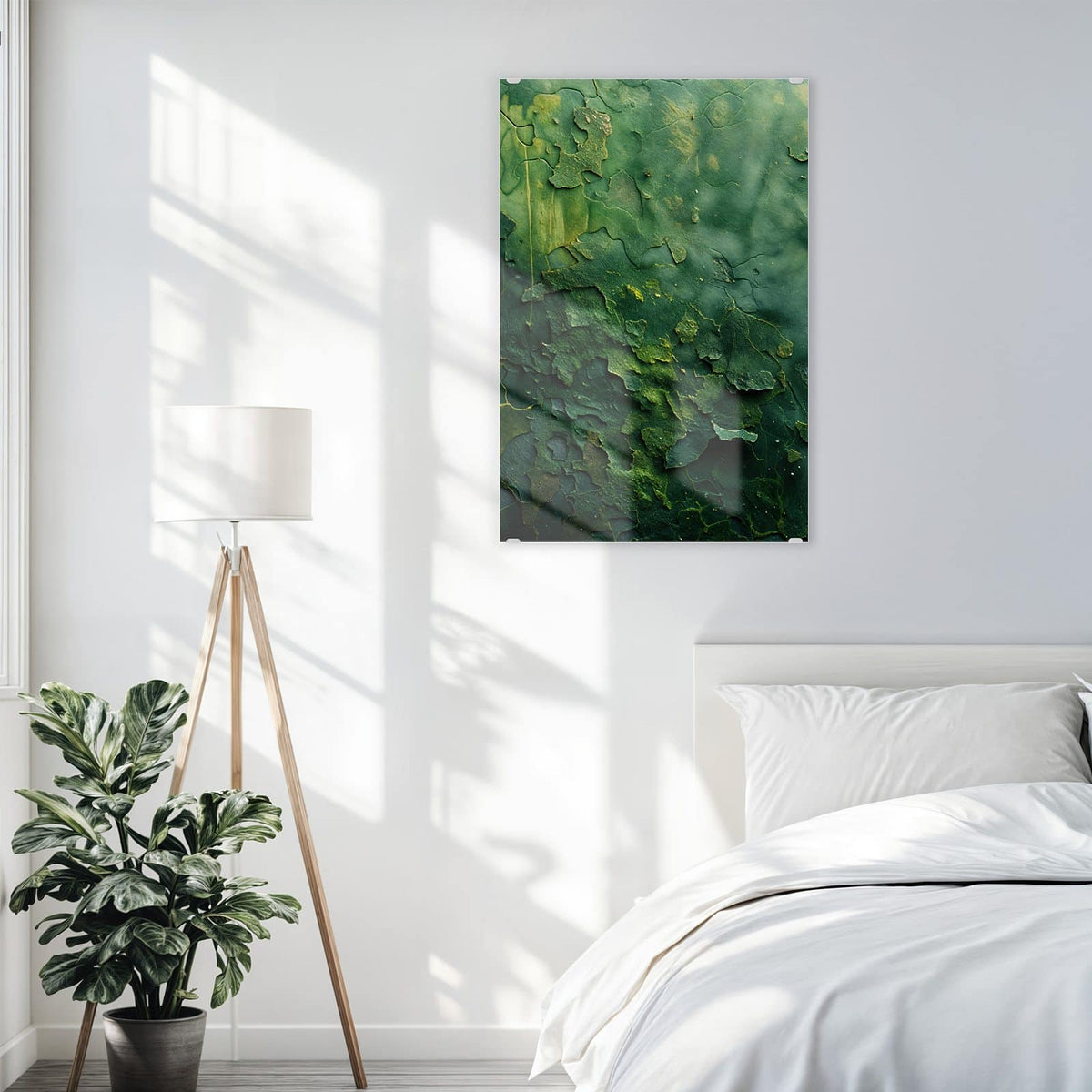 Glasbild Abblätterndes Grün an der Wand – Tiefgrüne, in Schollen abblätternde Farbschicht mit gelbgrünen Lichtstellen