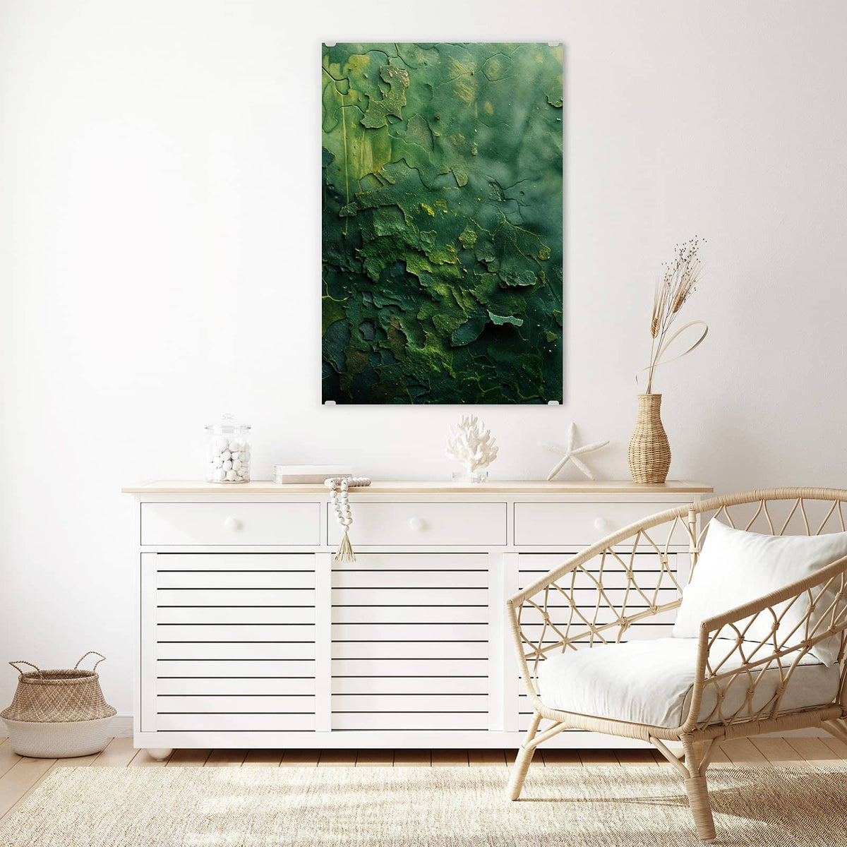 Glasbild Abblätterndes Grün an der Wand – Tiefgrüne, in Schollen abblätternde Farbschicht mit gelbgrünen Lichtstellen