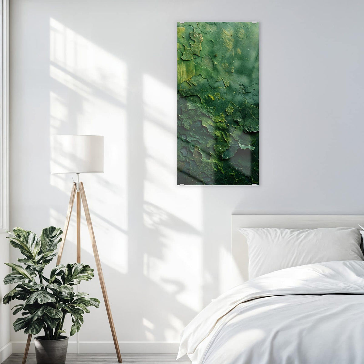Glasbild Abblätterndes Grün an der Wand – Tiefgrüne, in Schollen abblätternde Farbschicht mit gelbgrünen Lichtstellen