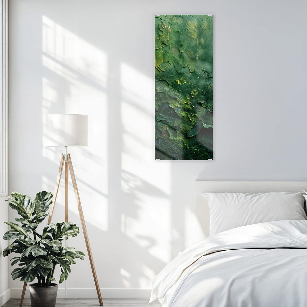 Glasbild Abblätterndes Grün an der Wand – Tiefgrüne, in Schollen abblätternde Farbschicht mit gelbgrünen Lichtstellen