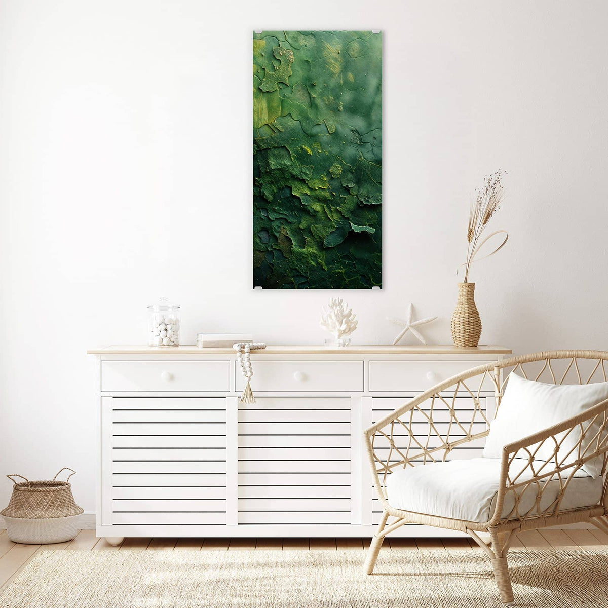 Glasbild Abblätterndes Grün an der Wand – Tiefgrüne, in Schollen abblätternde Farbschicht mit gelbgrünen Lichtstellen