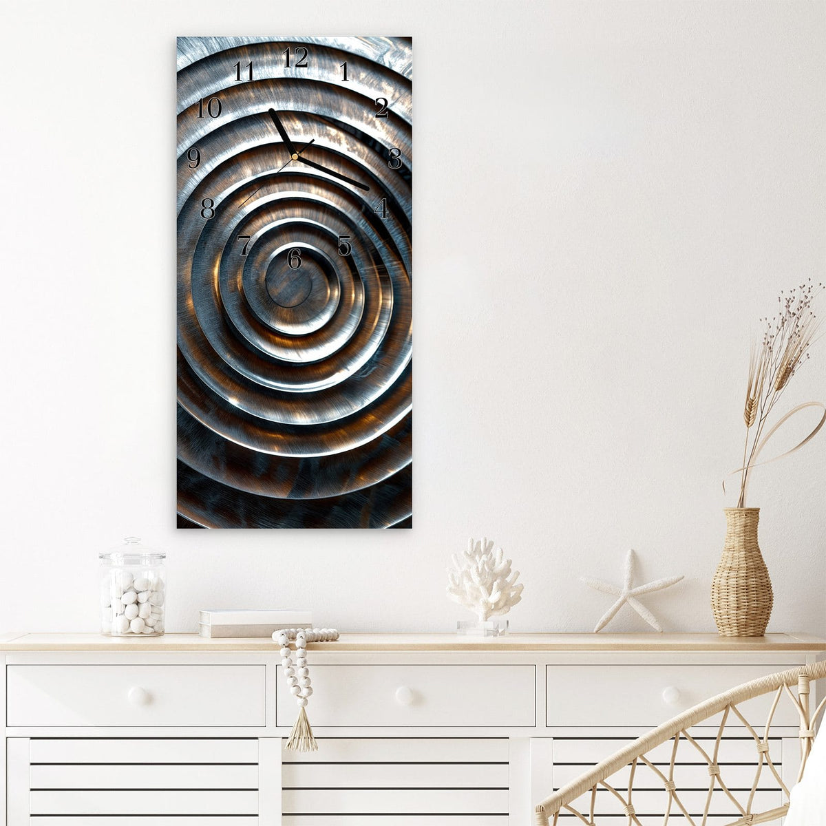 Wanduhr aus Glas im Hochformat Metallringe mit Ziffernblatt Klassisch über einem weißen Sideboard