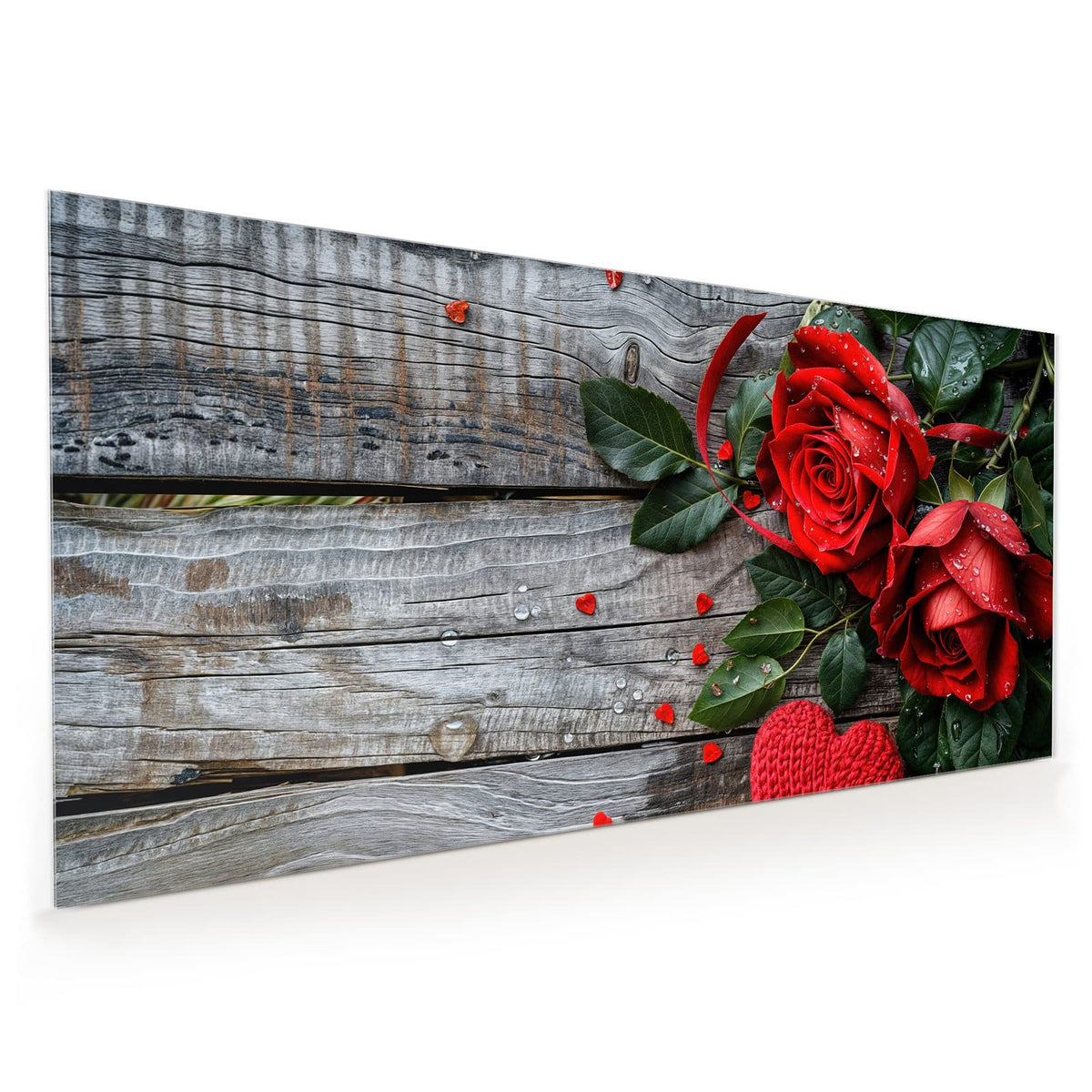 Küchenrückwand aus Glas im Hochformat: Zwei betaute rote Rosen auf grauem Holz, davor ein rotes und ein beiges Strickherz