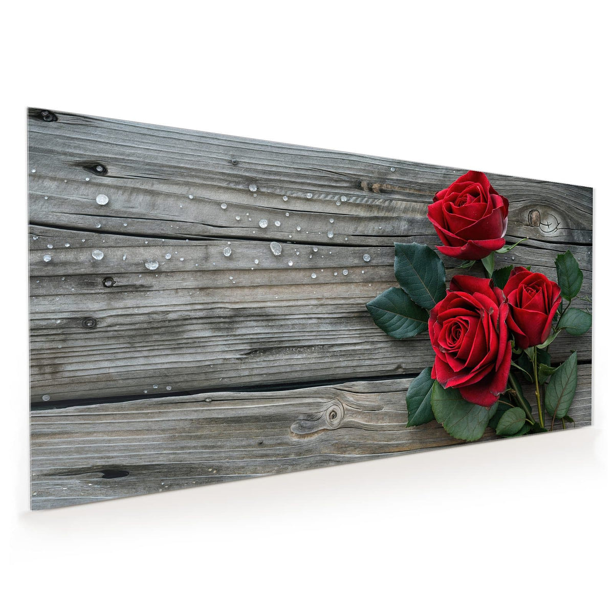 Küchenrückwand aus Glas im Hochformat: Drei tiefrote Rosen mit Blättern auf grauen Holzdielen, darunter vier aus rotem und beigem Garn gewickelte Herzen