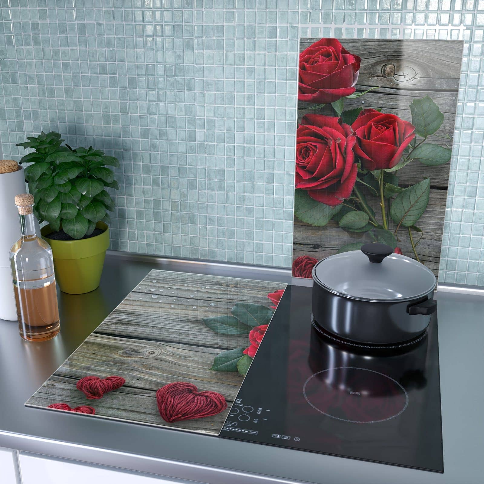 2-teilige Herdabdeckung aus Glas mit Romantische Rosenherzen-Motiv als Spritzschutz hinter dem Kochfeld