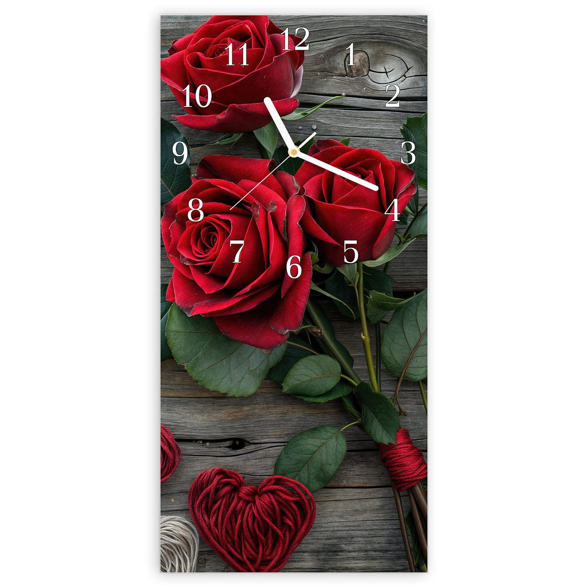 Wanduhr aus Glas, Ziffernblatt Klassisch: Drei tiefrote Rosen mit Blättern auf grauen Holzdielen, darunter vier aus rotem und beigem Garn gewickelte Herzen #ziffernblatt_Klassisch