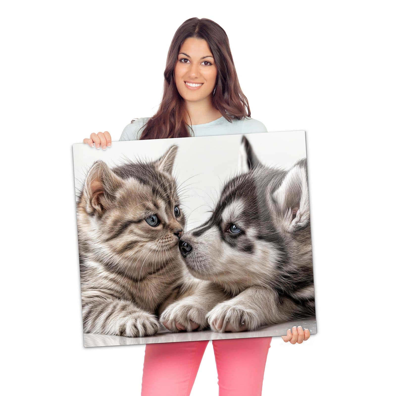 Herdabdeckplatte mit Kätzchen und Welpe-Motiv wird zur Größendarstellung gehalten