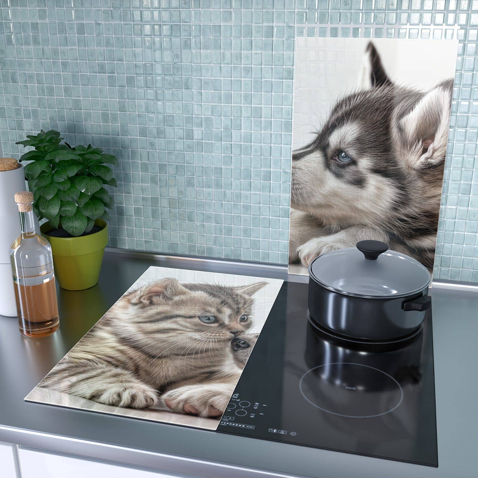 2-teilige Herdabdeckplatte mit Kätzchen und Welpe-Motiv als Spritzschutz hinter dem Kochfeld