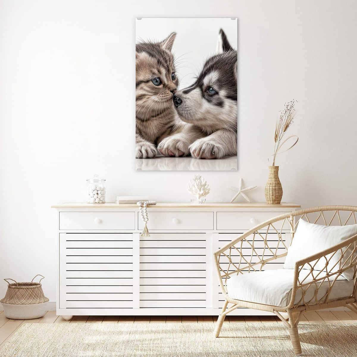 Glasbild Husky und Kätzchen an der Wand – Getigertes Kätzchen und Husky-Welpe liegen Nase an Nase beieinander