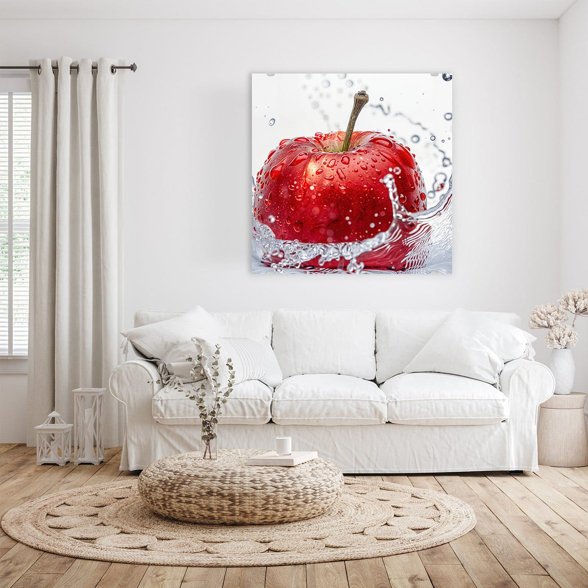 Glasbild Roter Apfel im Spritzer an der Wand – Roter Apfel mit Wassertropfen in klarem Wasserspritzer vor Weiß