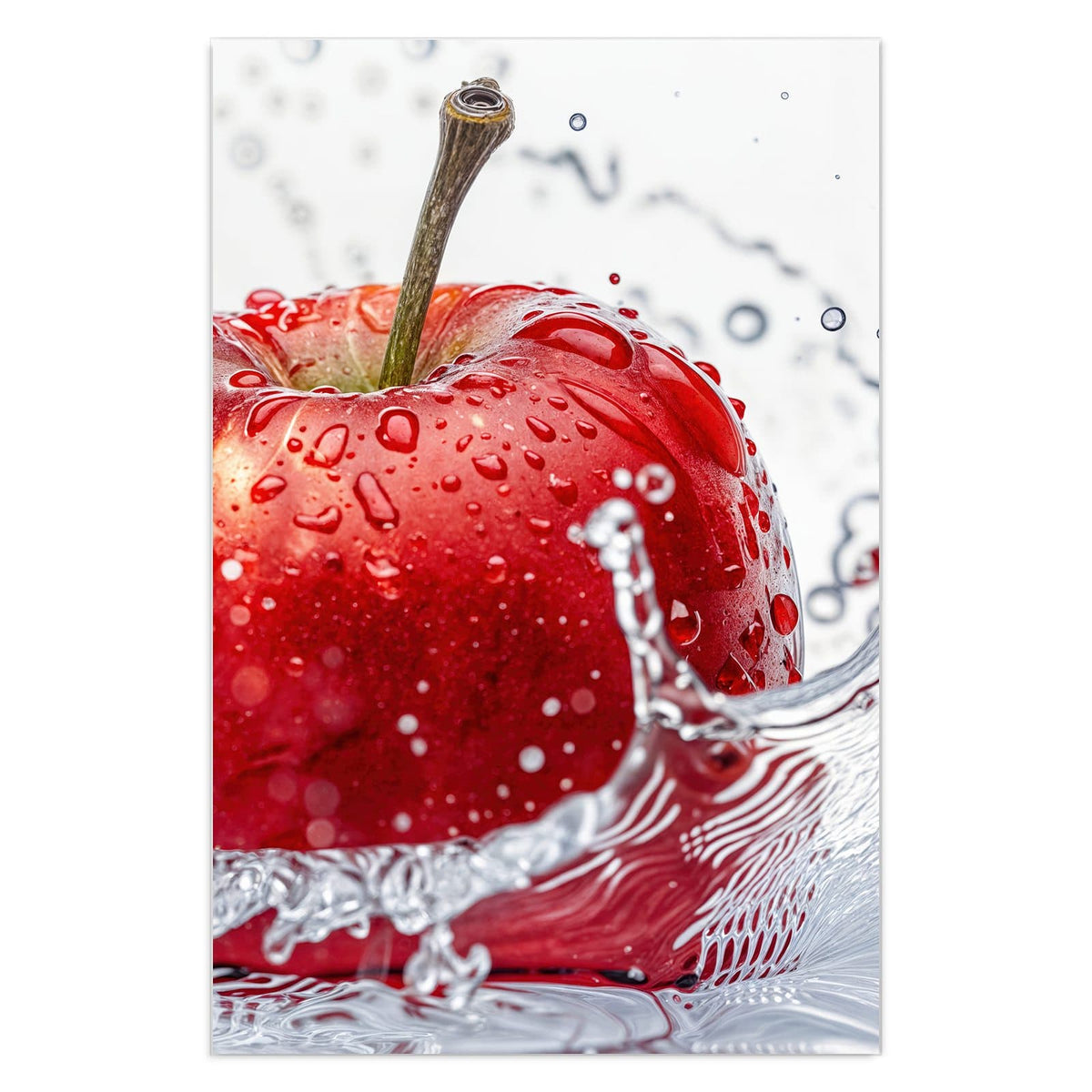 Roter Apfel mit Wassertropfen in klarem Wasserspritzer vor Weiß