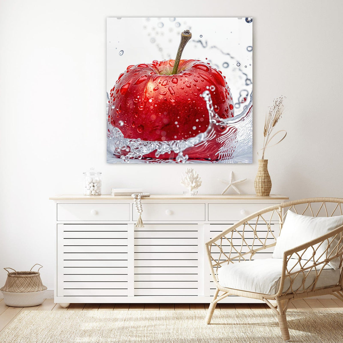 Glasbild Roter Apfel im Spritzer an der Wand – Roter Apfel mit Wassertropfen in klarem Wasserspritzer vor Weiß