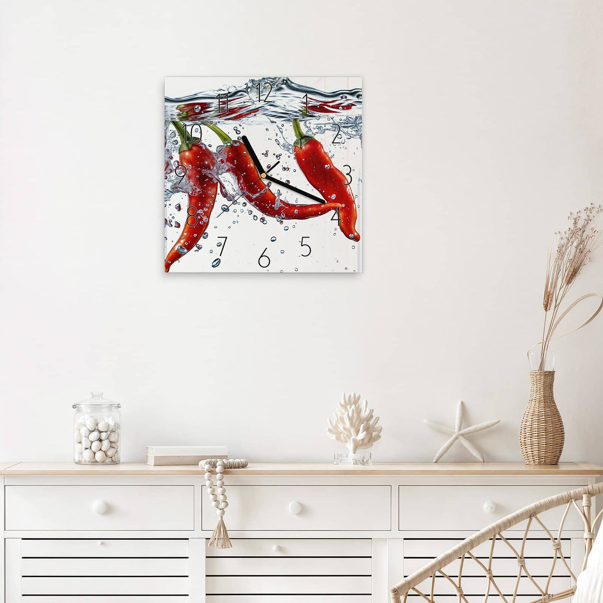Wanduhr Drei Chilis im Wasser aus Glas – Quadratisch 30 × 30 cm – Drei rote Chilis unter Wasser
