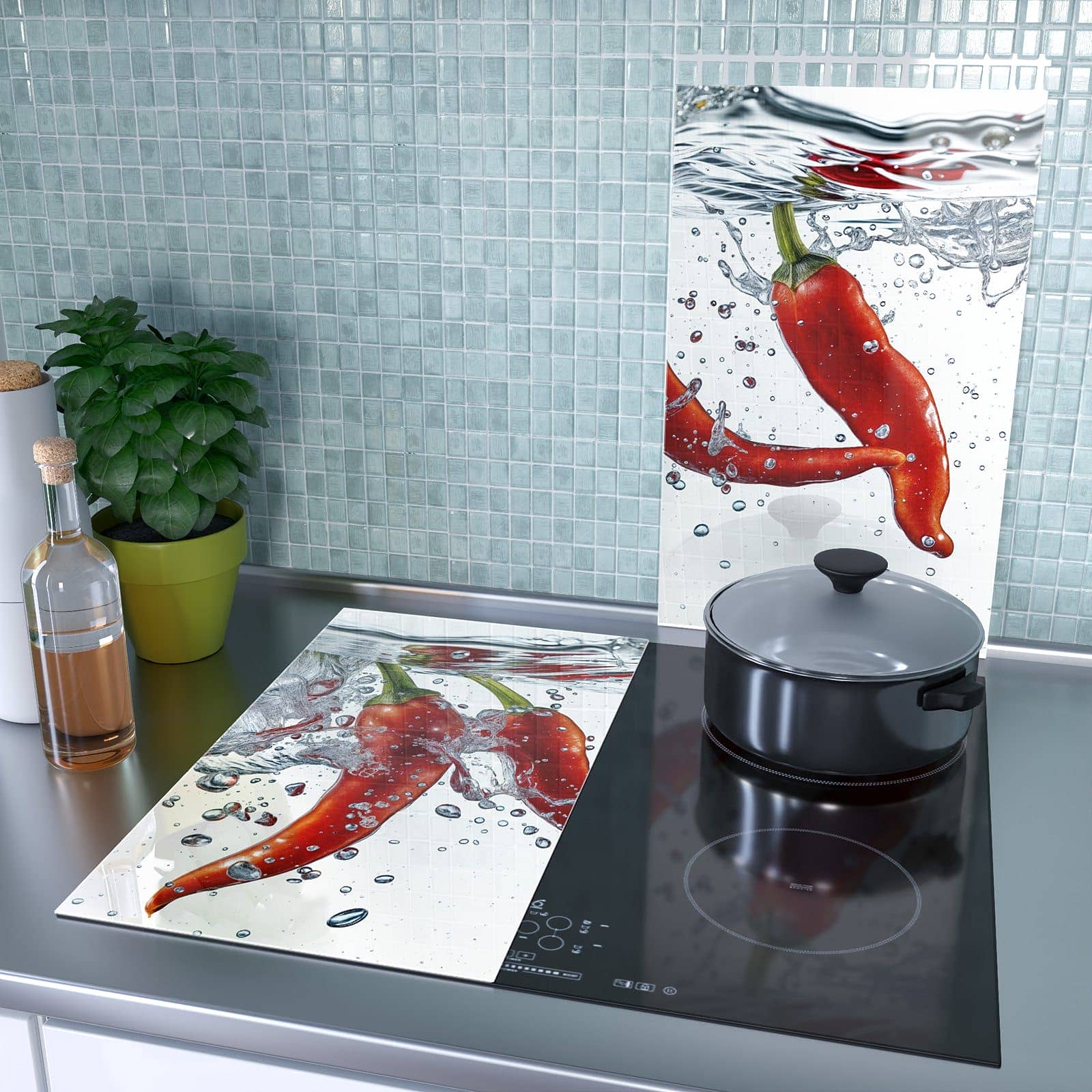 2-teilige Herdabdeckung für Induktionsfeld mit Chilis im Wasser-Motiv als Spritzschutz hinter dem Kochfeld