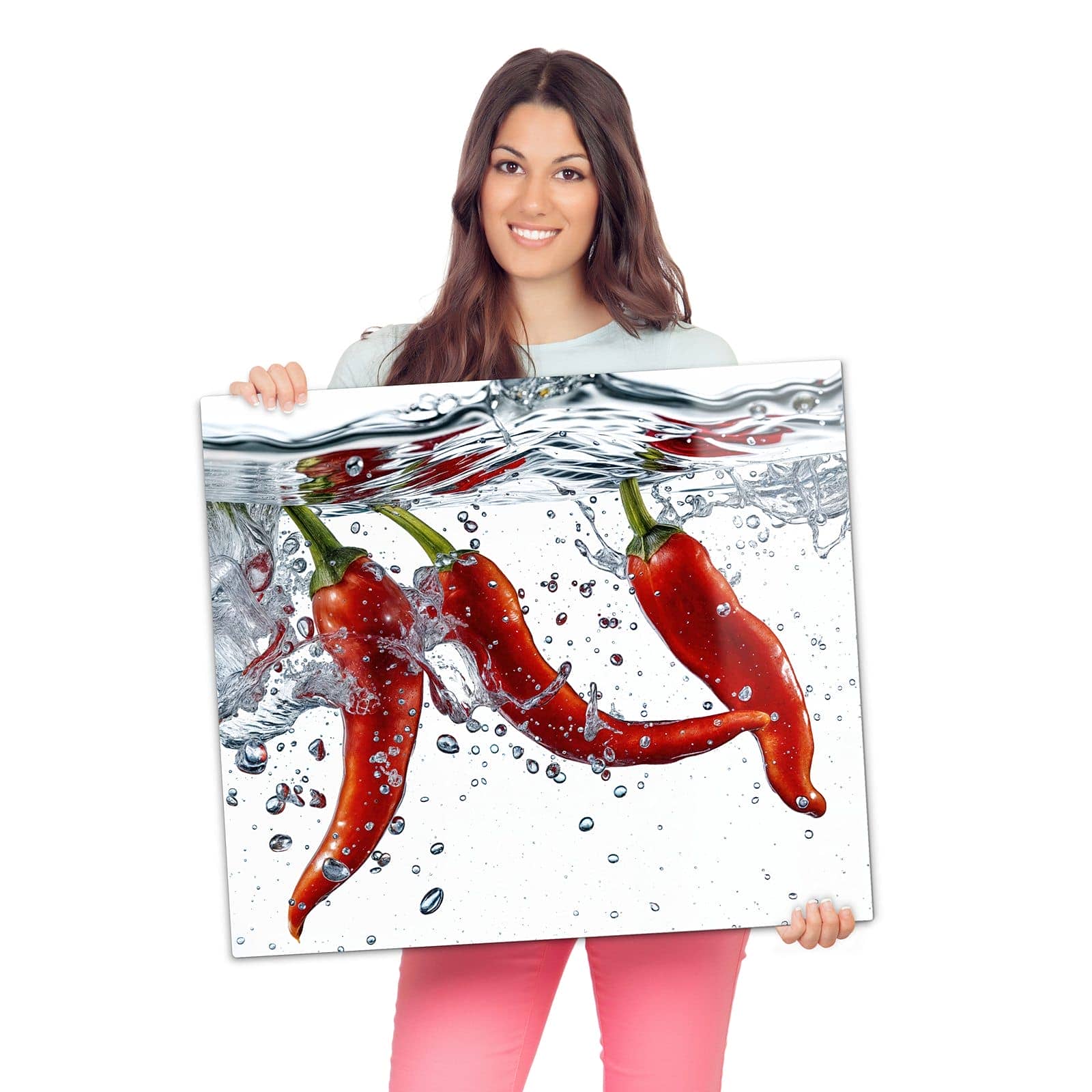Herdabdeckplatte mit Chilis im Wasser-Motiv wird zur Größendarstellung gehalten