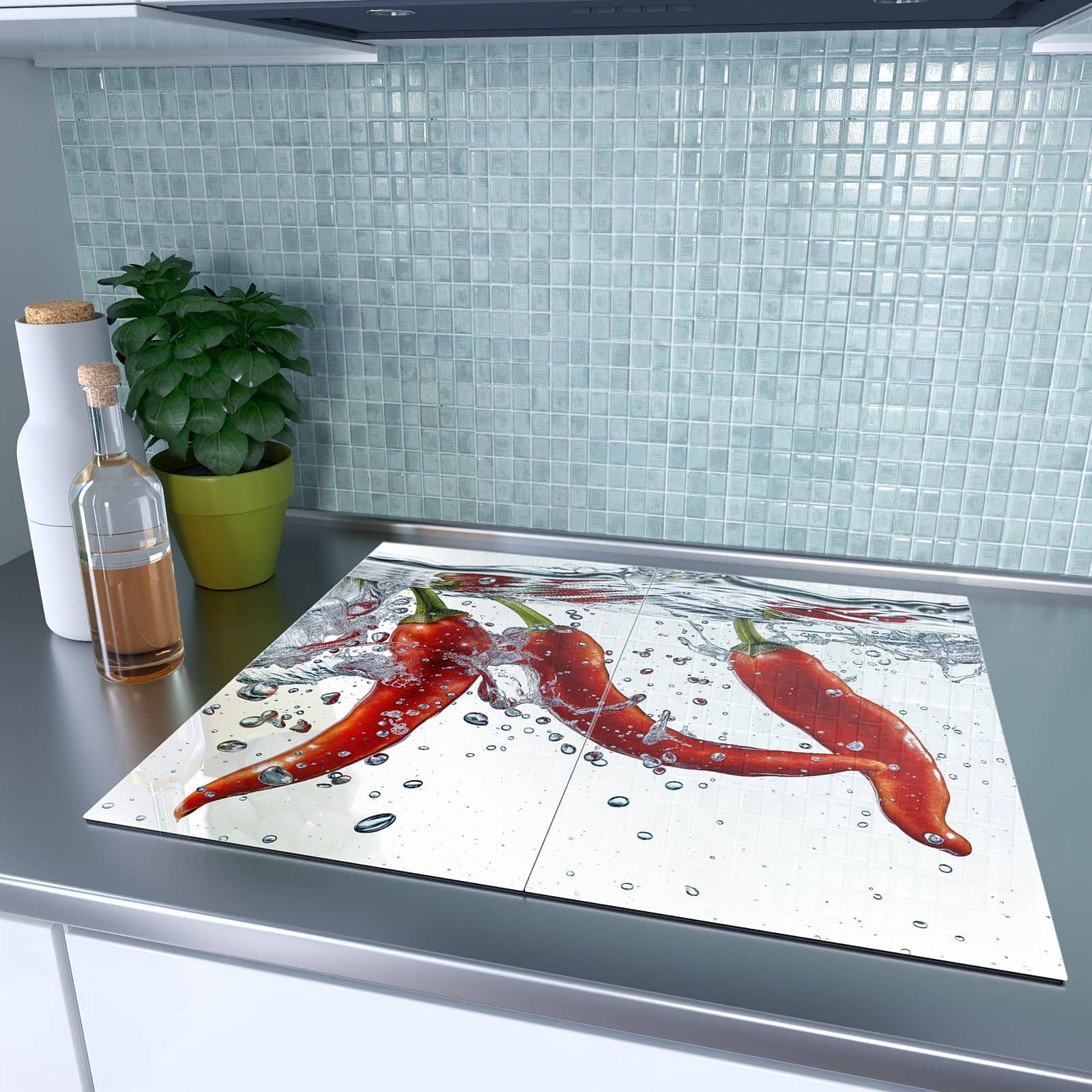 2-teilige Herdabdeckplatten für Ceranfeld mit Chilis im Wasser-Motiv in moderner Küche