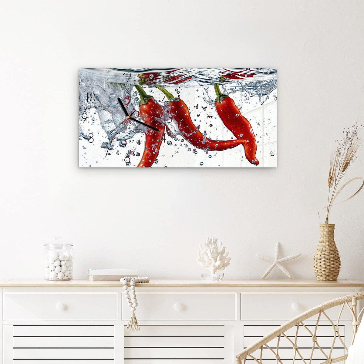 Wanduhr Chilis im Wasser aus Glas – Querformat 60 × 30 cm – Drei rote Chilis unter Wasser