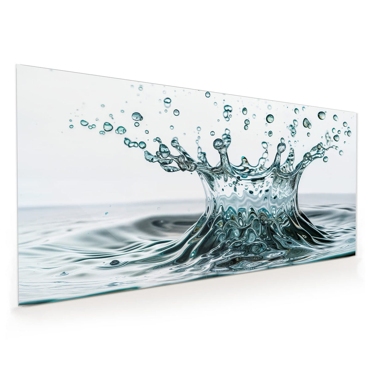 Küchenrückwand aus Glas im Hochformat mit Motiv Spritzende Wasserkrone: Eine aufspritzende Wasserkrone mit fliegenden Tropfen über einer ruhigen Wasserfläche