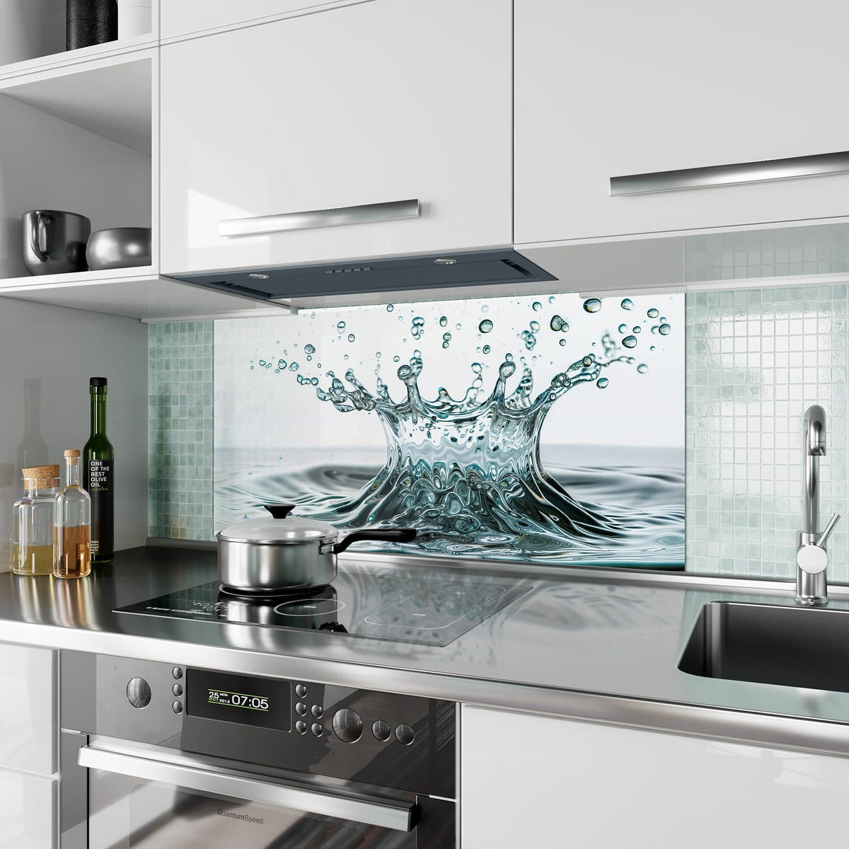 Küchenrückwand aus Glas Spritzende Wasserkrone im Hochformat als Spritzschutz hinter dem Kochfeld, über dem Fliesenspiegel montiert