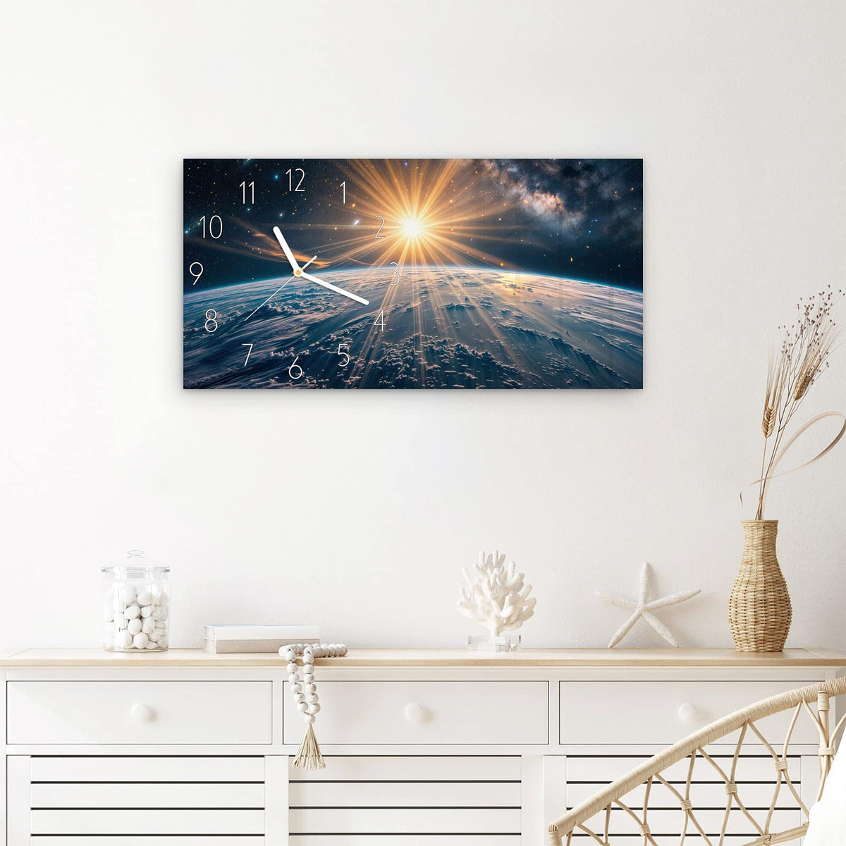 Wanduhr Sonnenaufgang über Erde aus Glas – Querformat 60 × 30 cm – Goldenes Licht über blauem Horizont