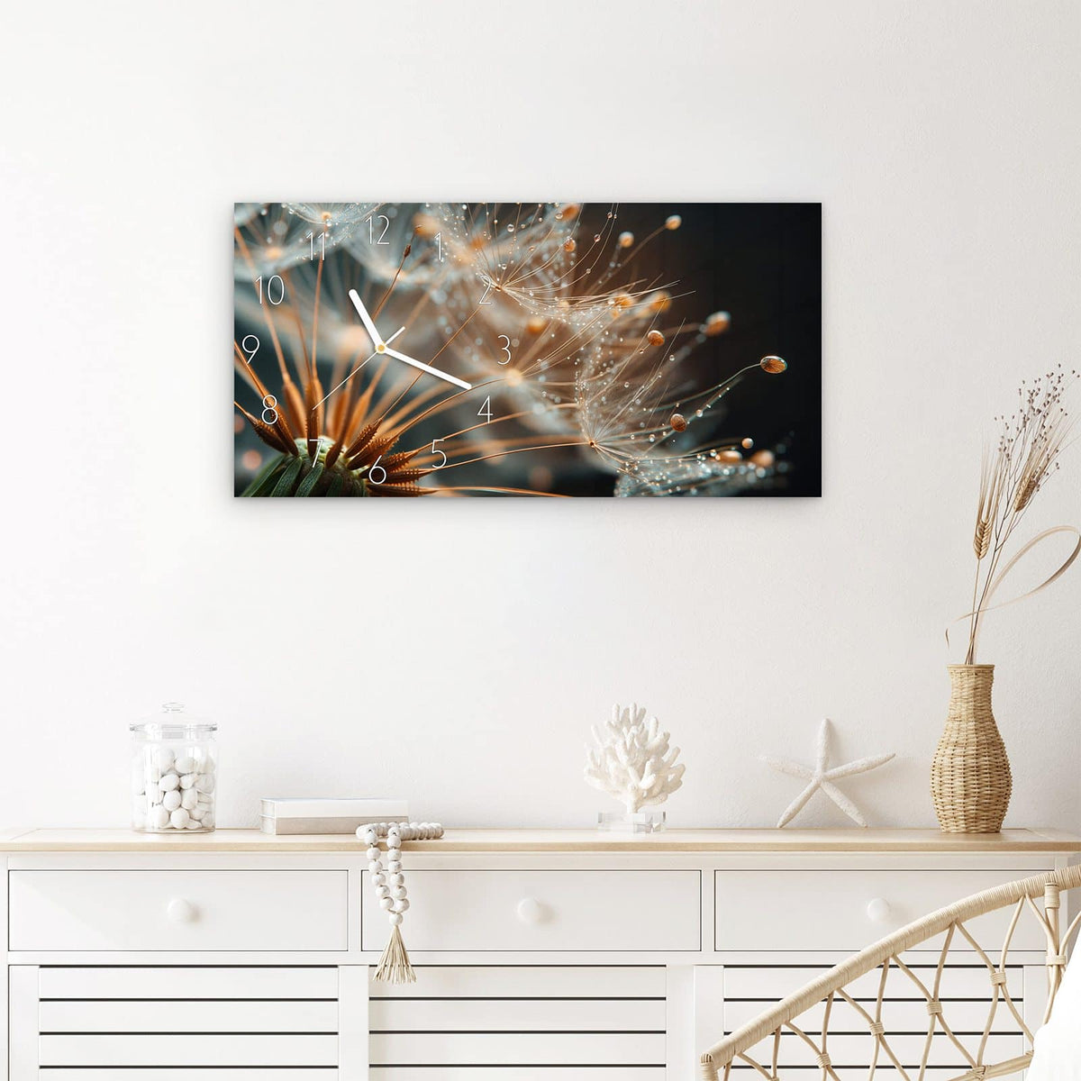 Wanduhr Pusteblumenperlen aus Glas – Querformat 60 × 30 cm – Pusteblumensamen mit feinen Tautropfen