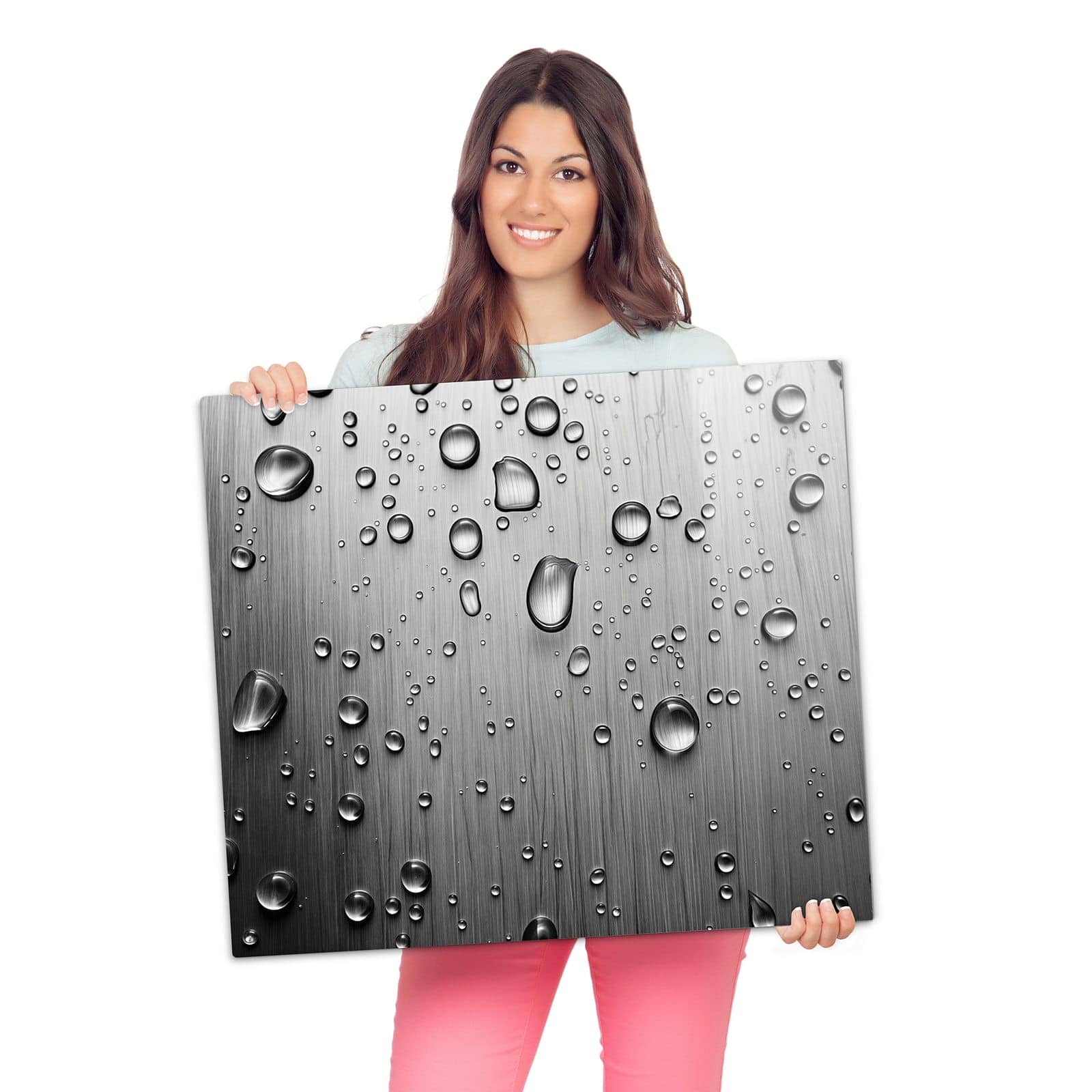 Herdabdeckplatte mit Wassertropfen auf Metall-Motiv wird zur Größendarstellung gehalten