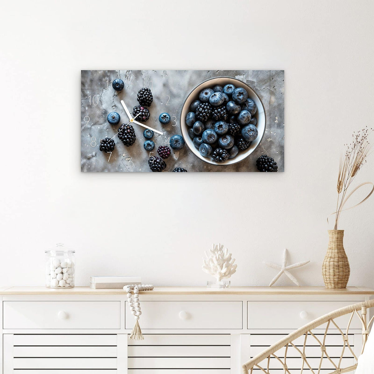 Wanduhr Heidelbeeren Brombeeren aus Glas – Querformat 60 × 30 cm – Schale voller Blau- und Brombeeren