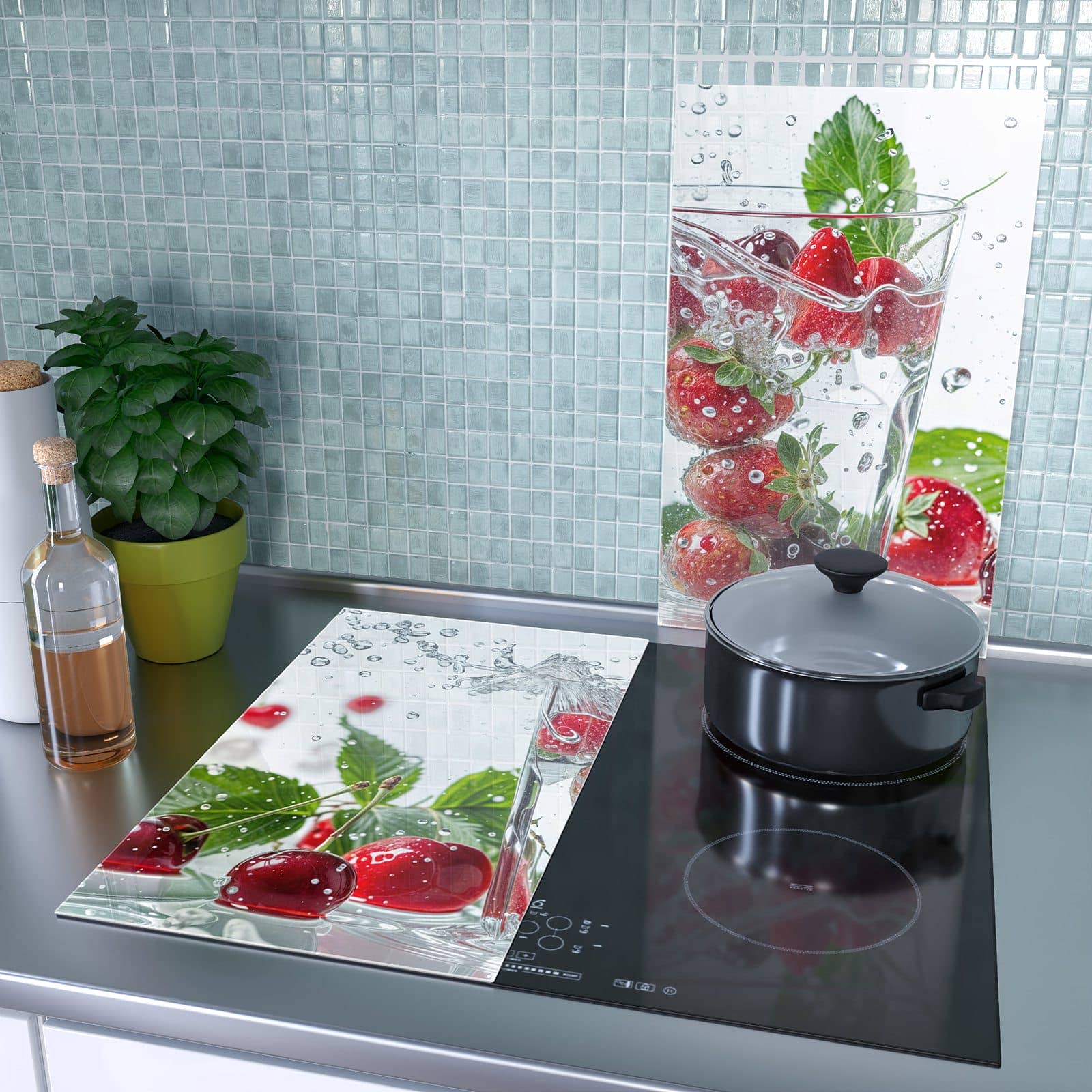 2-teilige Herdabdeckplatte mit Erdbeeren und Kirschen-Motiv als Spritzschutz hinter dem Kochfeld