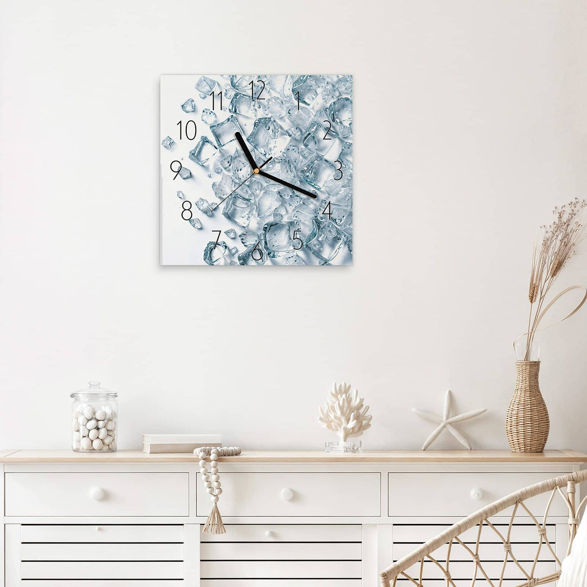 Wanduhr Verstreute Eiswürfel aus Glas – Quadratisch 30 × 30 cm – Klare Eiswürfel auf Weiß