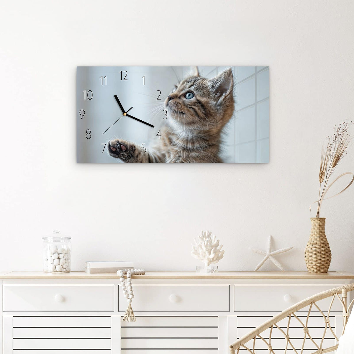 Wanduhr Getigertes Kätzchen aus Glas – Querformat 60 × 30 cm – Getigerte Katze mit blaugrauen Augen