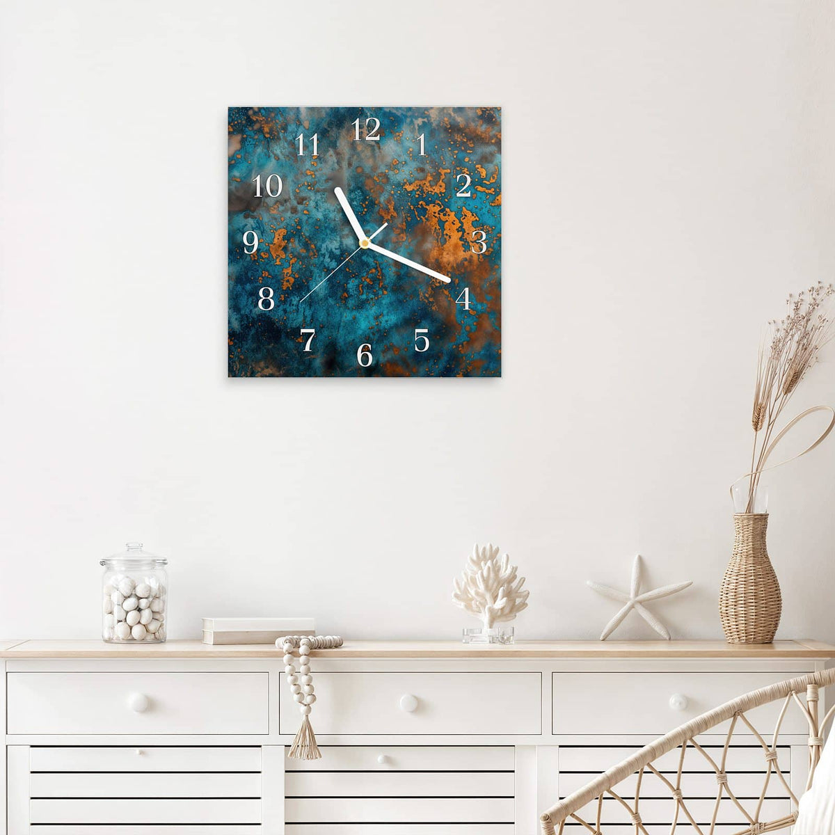 Quadratische Wanduhr aus Glas Kupferpatina mit Ziffernblatt Klassisch über einem weißen Sideboard