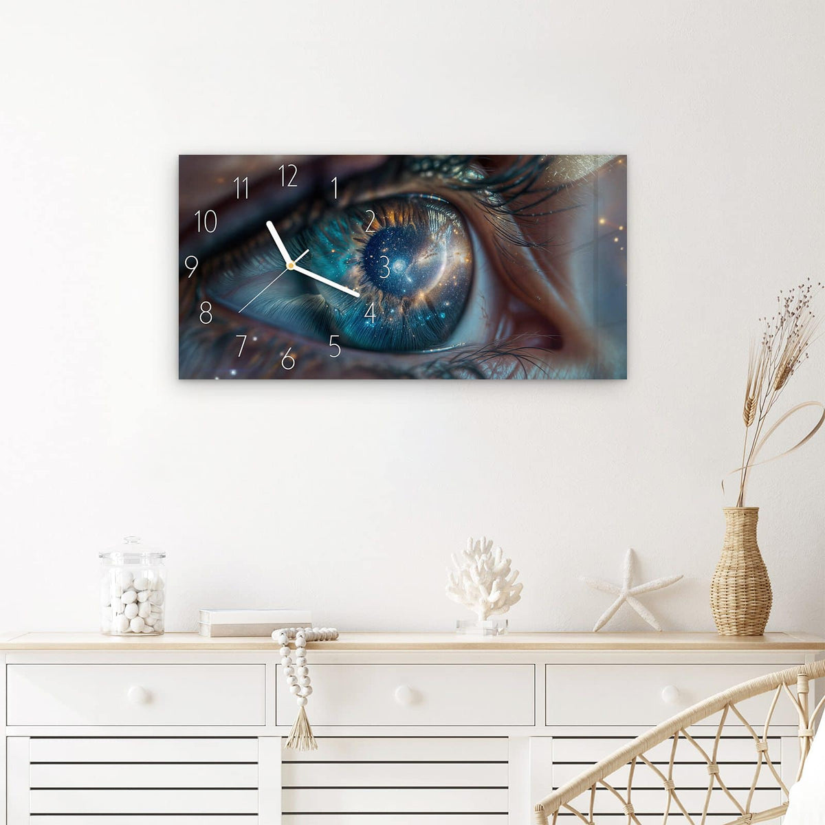 Wanduhr Galaxie im Auge aus Glas – Querformat 60 × 30 cm – Sternenkosmos in menschlicher Iris