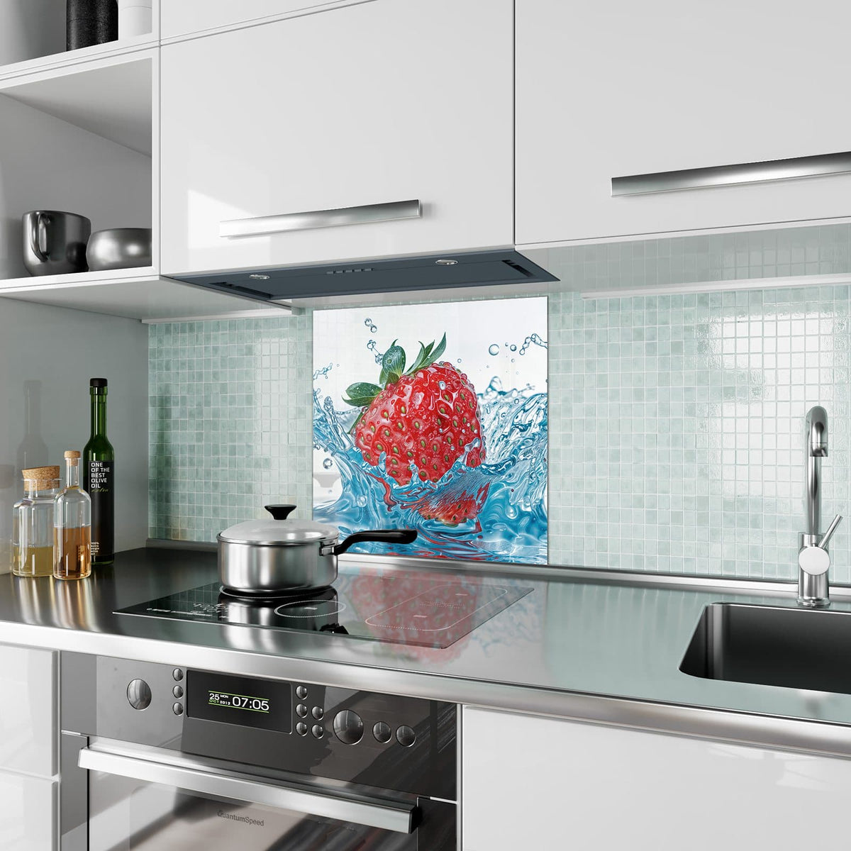 Küchenrückwand Eintauchende Erdbeere aus Glas – Erdbeere taucht ins spritzende Wasser