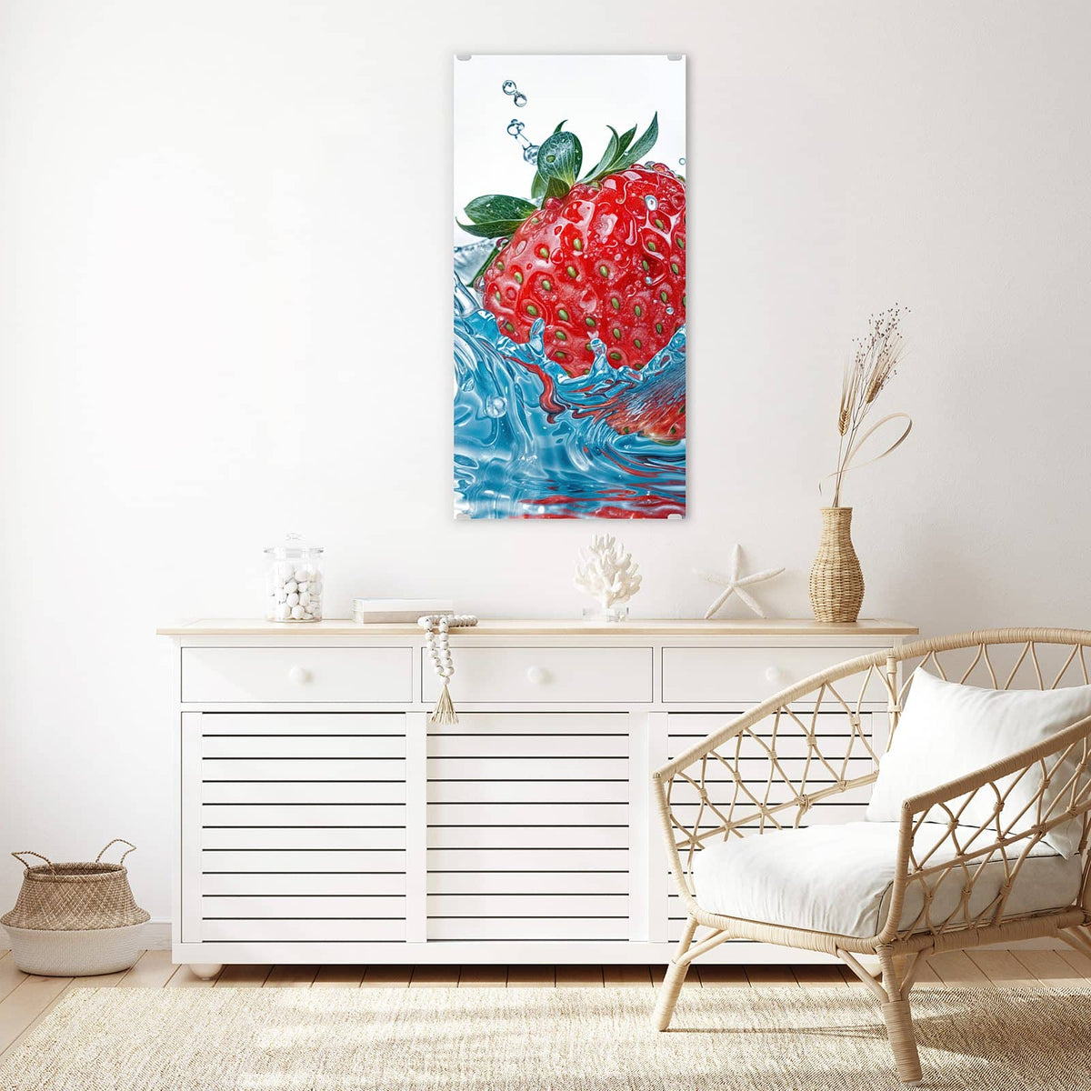 Glasbild Eintauchende Erdbeere an der Wand – Erdbeere taucht in blau schimmerndes Wasser, Spritzer ringsum