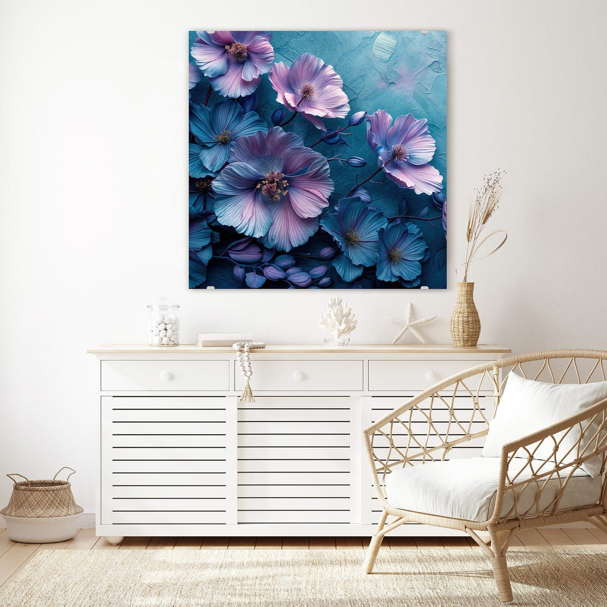 Glasbild Malven auf Türkis an der Wand – Blauviolette Malvenblüten vor türkis verputztem Grund.