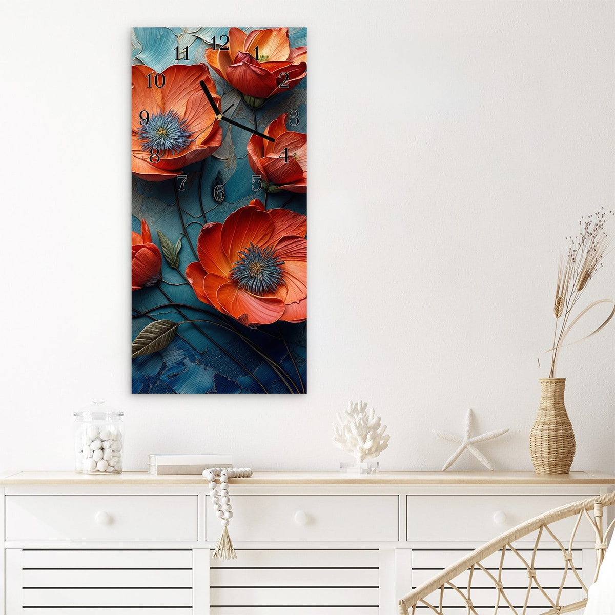 Wanduhr aus Glas im Hochformat Oranger Mohn auf Blau mit Ziffernblatt Klassisch über einem weißen Sideboard