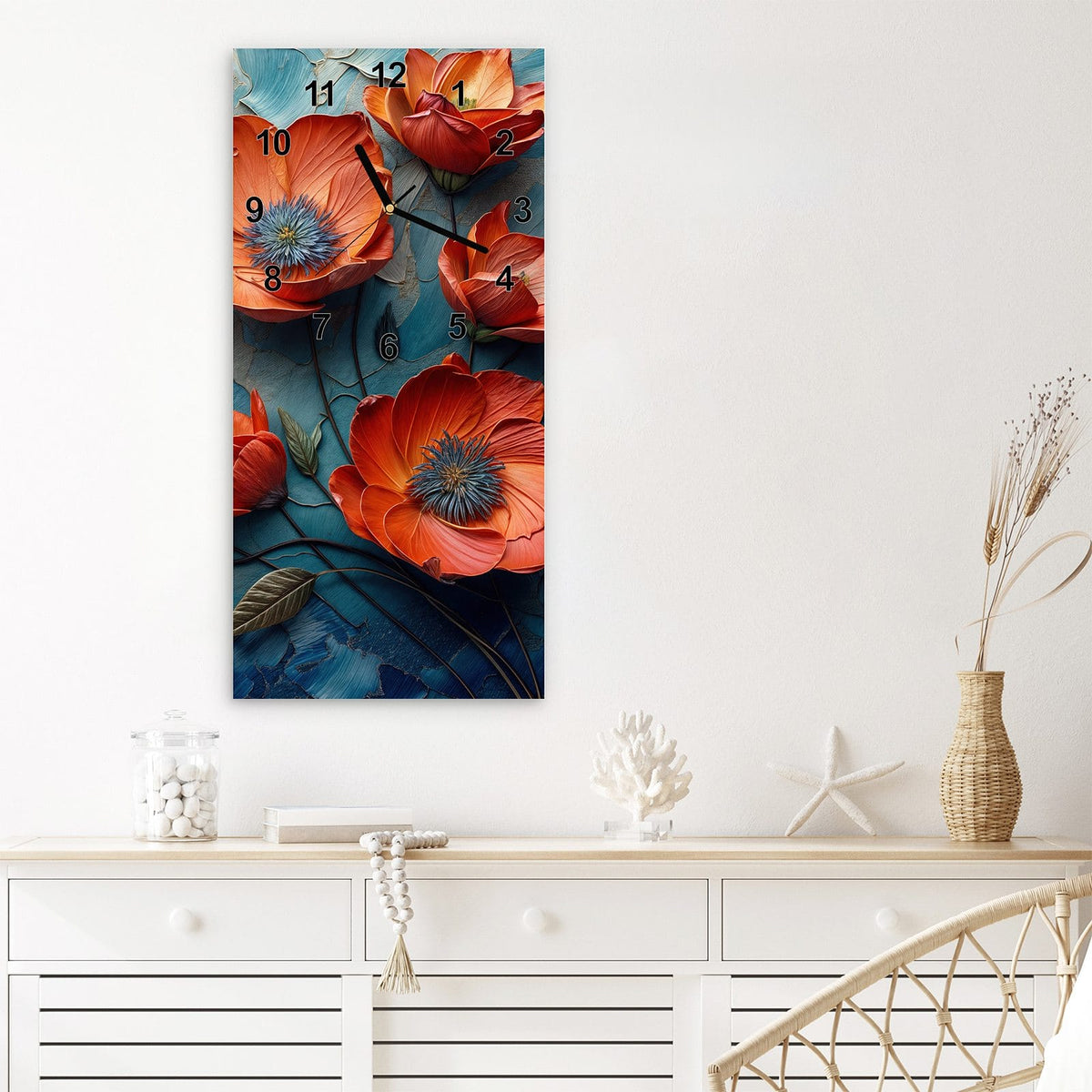 Wanduhr aus Glas im Hochformat Oranger Mohn auf Blau mit Ziffernblatt Modern über einem weißen Sideboard