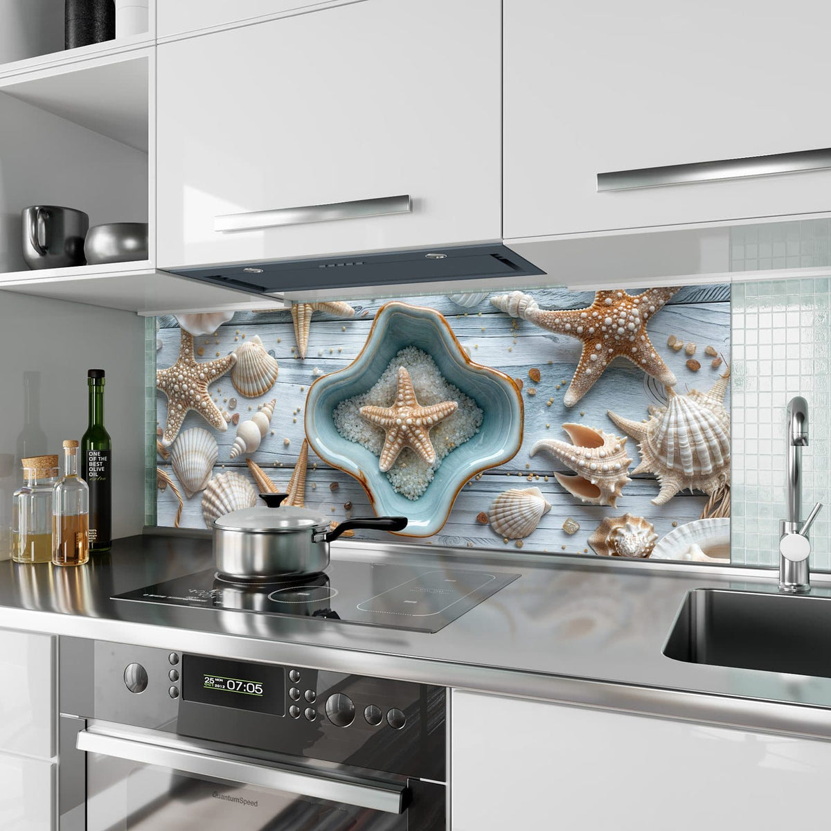 Küchenrückwand aus Glas Seesterne und Muscheln im Hochformat als Spritzschutz hinter dem Kochfeld, über dem Fliesenspiegel montiert