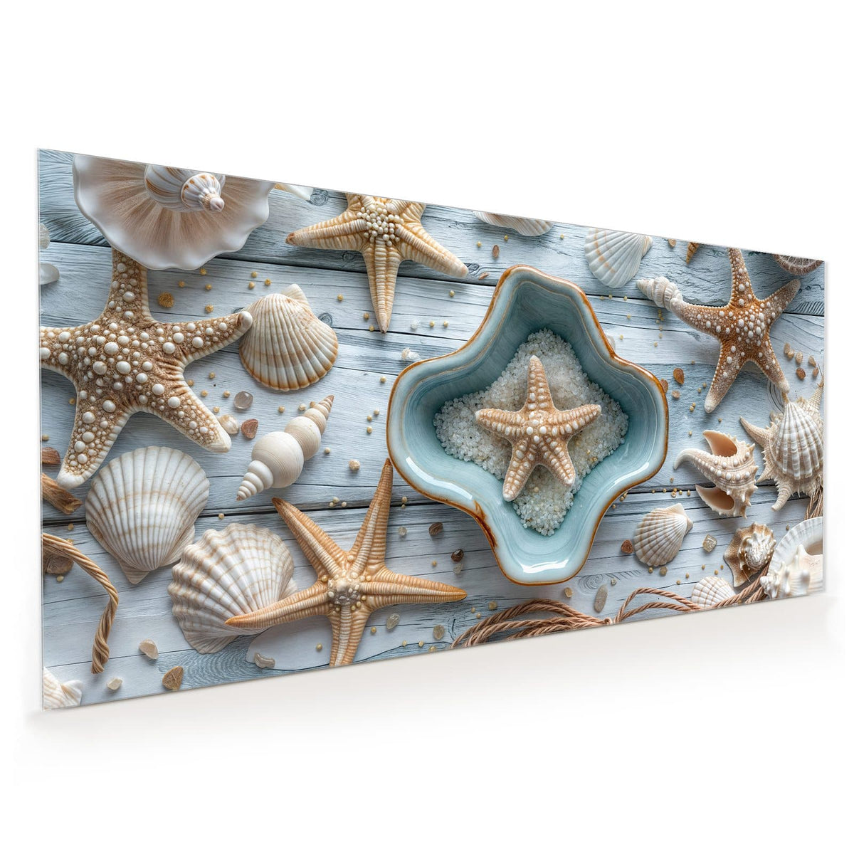 Küchenrückwand aus Glas im Hochformat: Seesterne und Muscheln auf heller Holzdiele, in der Mitte eine Schale mit grobem Salz