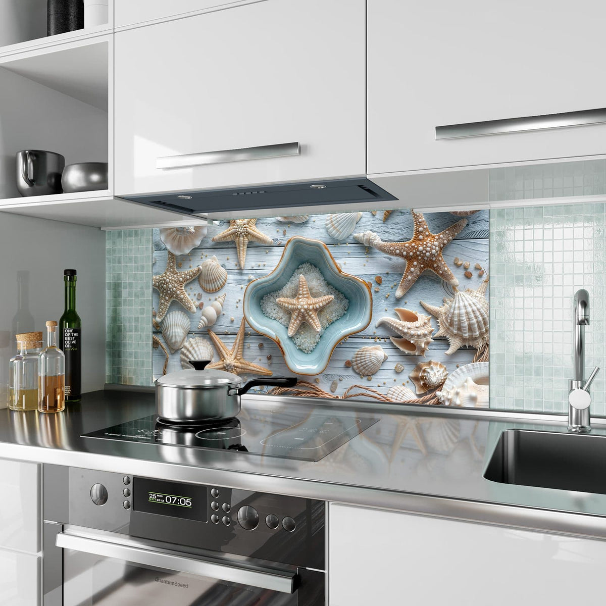 Küchenrückwand aus Glas Seesterne und Muscheln im Hochformat als Spritzschutz hinter dem Kochfeld, über dem Fliesenspiegel montiert