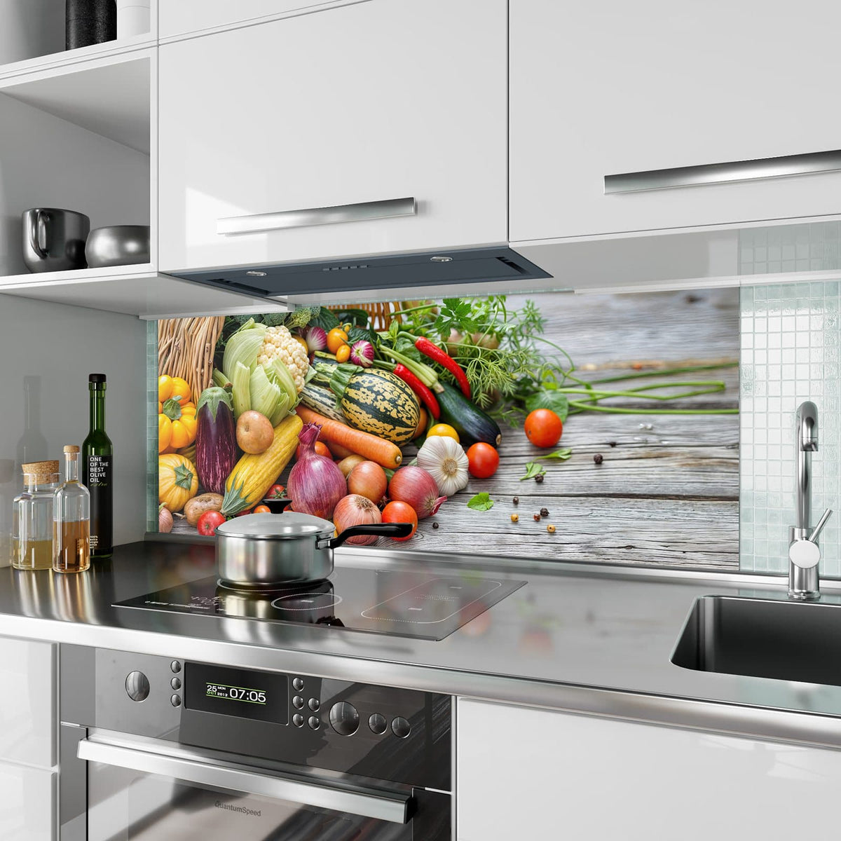 Küchenrückwand aus Glas Umgekippter Gemüsekorb im Hochformat als Spritzschutz hinter dem Kochfeld, über dem Fliesenspiegel montiert