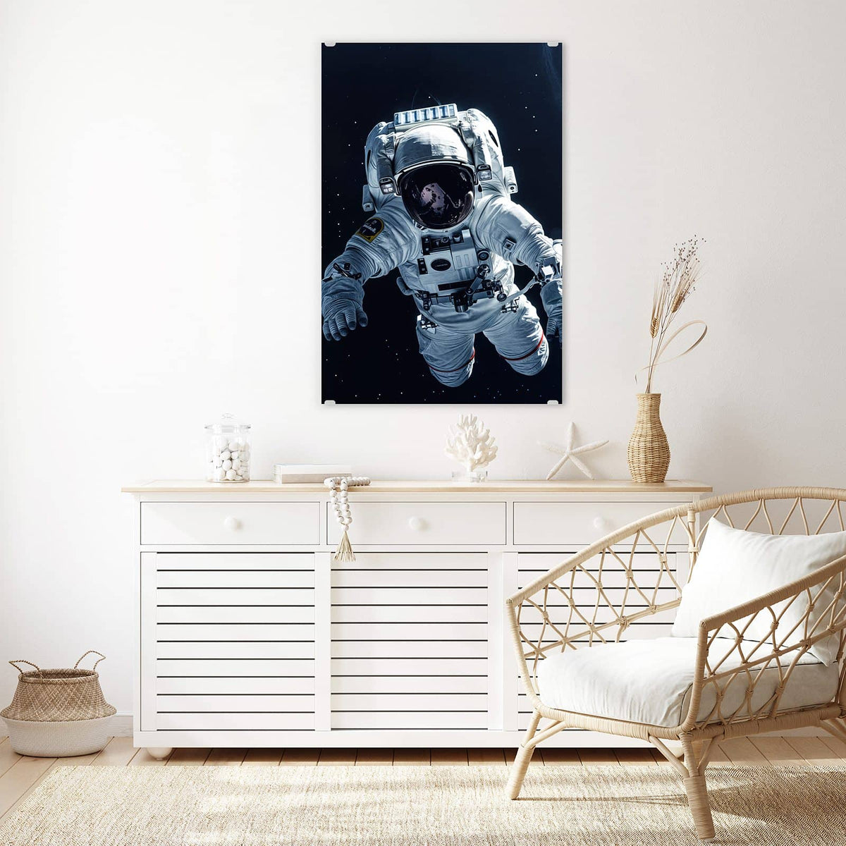 Glasbild Schwebender Astronaut an der Wand – Astronaut im weißen Anzug schwebt frei vor schwarzem Sternenhimmel