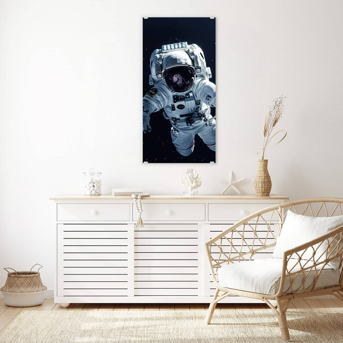 Glasbild Schwebender Astronaut an der Wand – Astronaut im weißen Anzug schwebt frei vor schwarzem Sternenhimmel