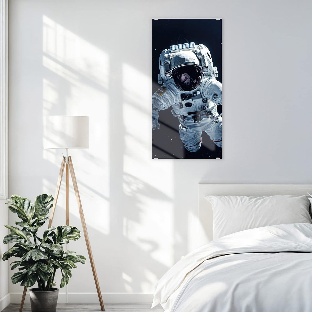 Glasbild Schwebender Astronaut an der Wand – Astronaut im weißen Anzug schwebt frei vor schwarzem Sternenhimmel