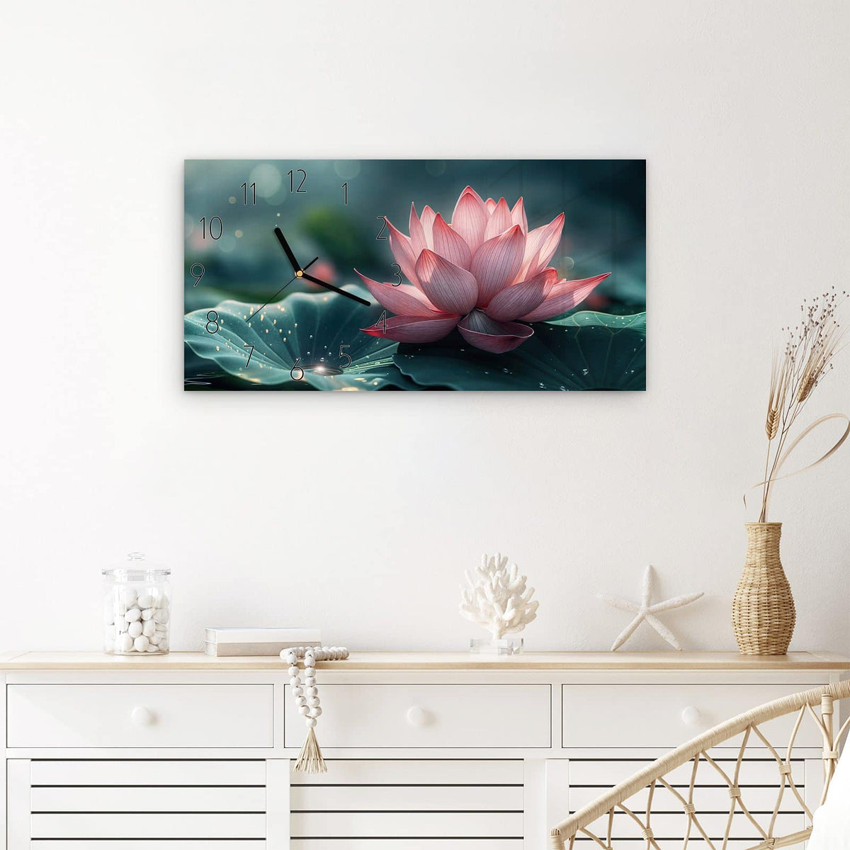Wanduhr Lotuszauber aus Glas – Querformat 60 × 30 cm – Zartrosa Lotusblüte auf grünem Blatt