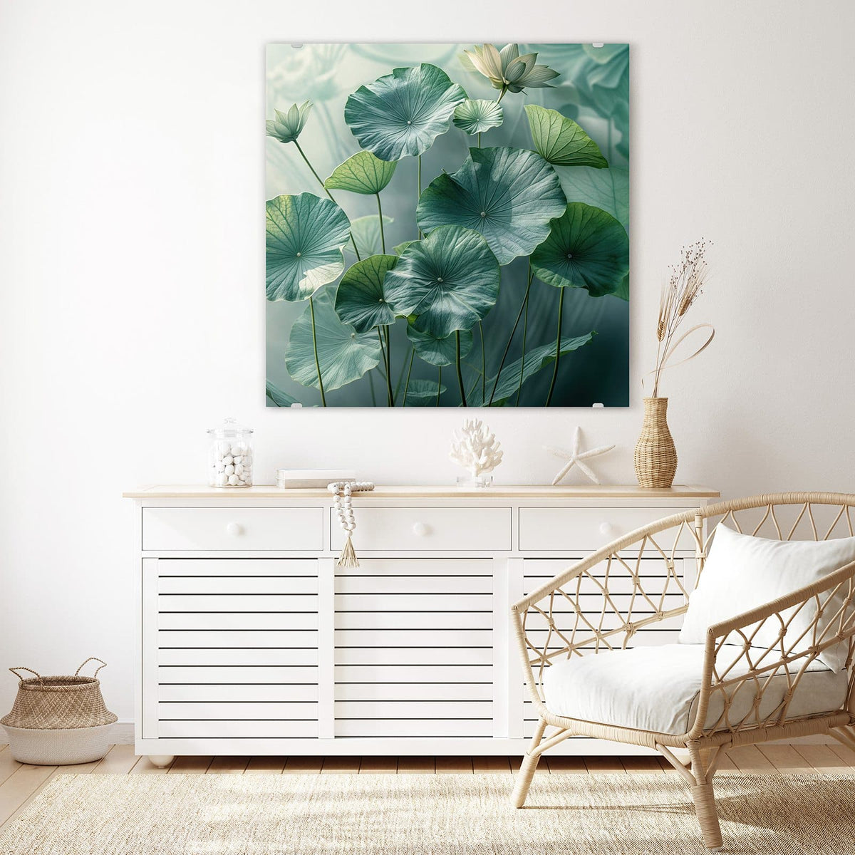 Glasbild Lotusblätter in Grün an der Wand – Große runde Lotusblätter in Blaugrün, dazu eine weiße Lotusblüte