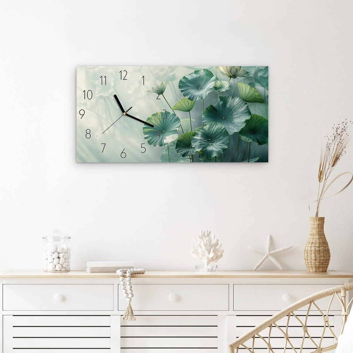 Wanduhr Lotusblätter Grün aus Glas – Querformat 60 × 30 cm – Lotusblätter im sanften Gegenlicht