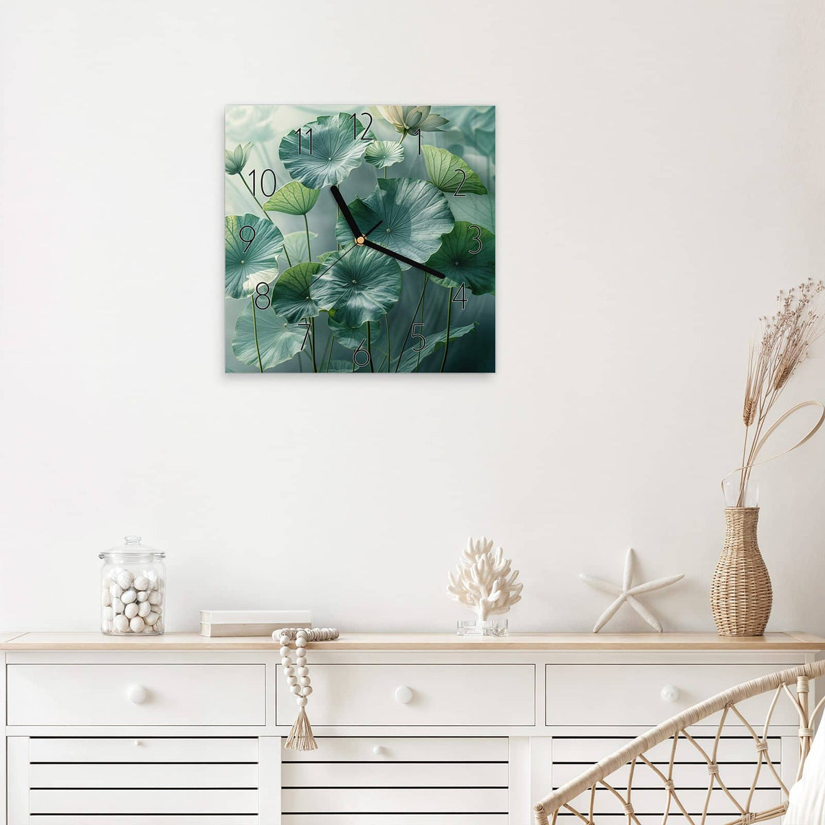 Wanduhr Lotusblätter Grün aus Glas – Quadratisch 30 × 30 cm – Lotusblätter im sanften Gegenlicht