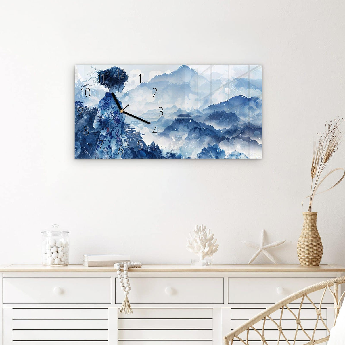 Wanduhr Asiatische Landschaft aus Glas – Querformat 60 × 30 cm – Frau blickt auf fernöstliche Berge