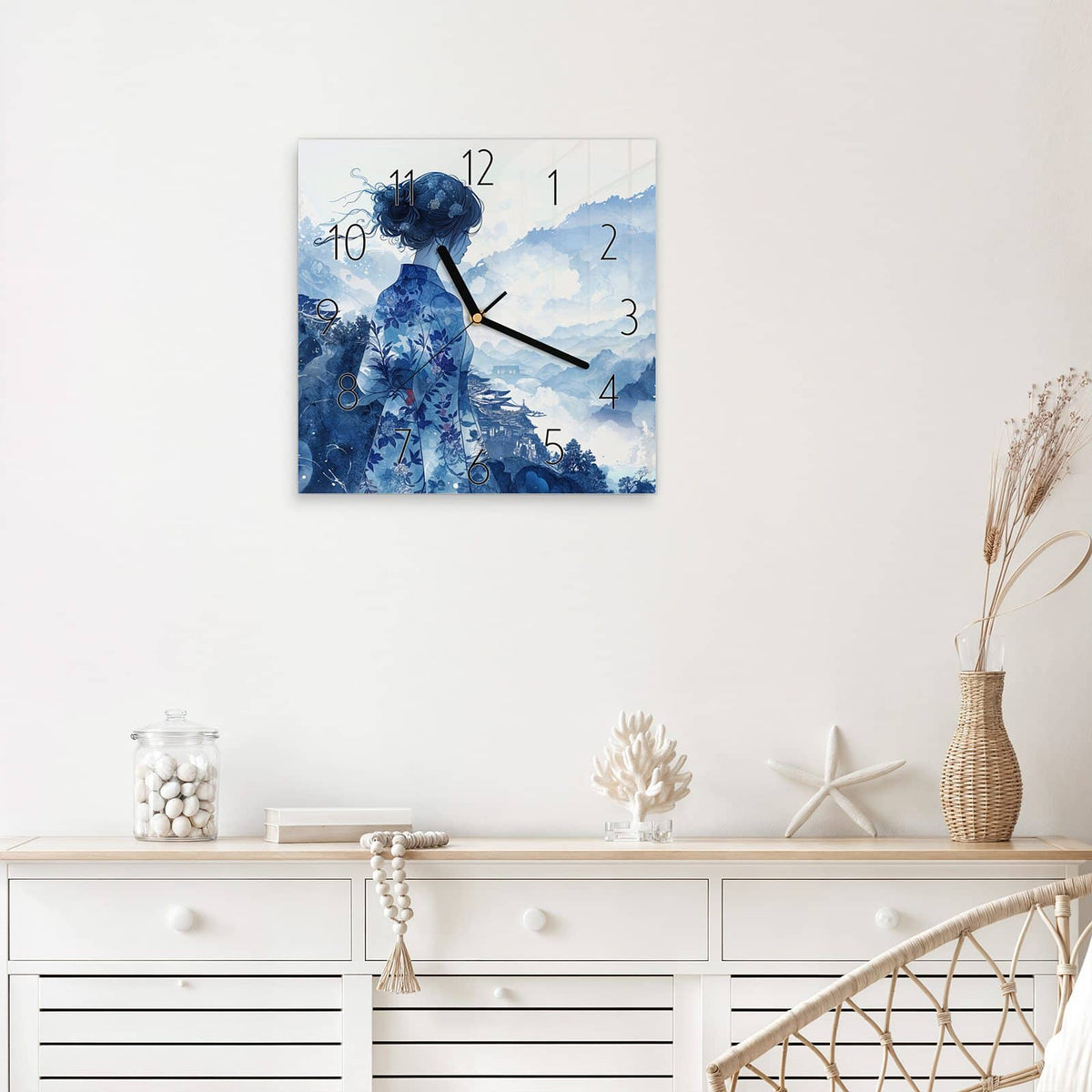 Wanduhr Frau im Kimono aus Glas – Quadratisch 30 × 30 cm – Frau blickt auf fernöstliche Berge